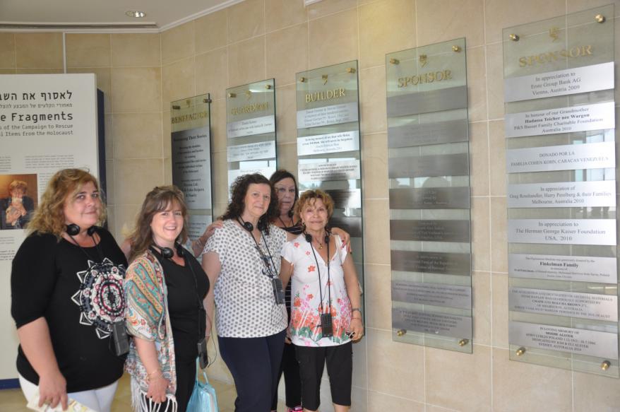 La señora Tina Anapo Farbiarz en su visita a Yad Vashem con un grupo de amigas de la AMIA de Argentina.